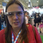 Una asistente disfrutando de MooveTeam para Google Glass